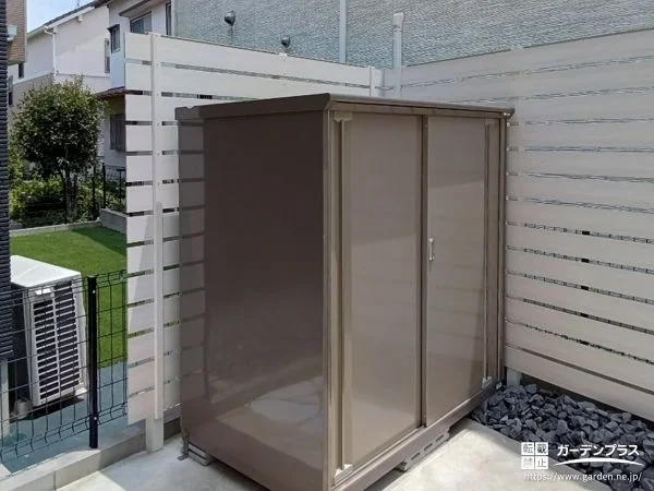 お庭をすっきり整えるコンパクトでシックなカラーの物置設置工事