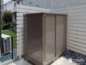 お庭をすっきり整えるコンパクトでシックなカラーの物置設置工事