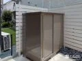 お庭をすっきり整えるコンパクトでシックなカラーの物置設置工事