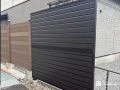 シックな色合いでプライバシーを守る目隠しフェンス設置工事