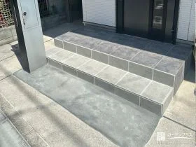 落ち着いたグレーのタイルで上品に仕上げた玄関ポーチ階段工事