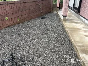 凸凹のあったレンガのお庭を化粧ブロック砂利敷きにした工事