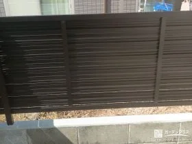 しっかりと目隠し効果を発揮するフェンス[施工後]