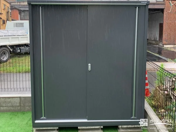 敷地にすっきり収まるシンプルなデザインの物置を設置した工事
