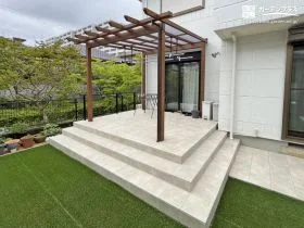 雑草対策も万全に。日常に風と光を取り込みながら過ごせるテラス周り[施工後]