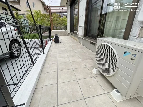 玄関や駐車場から庭へとつながる動線