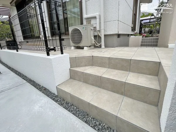 駐車スペースから庭へ続く動線