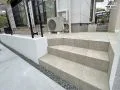 駐車スペースから庭へ続く動線