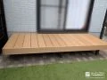 お子様が腰掛けて遊ぶのに丁度良いサイズ感のウッドデッキ