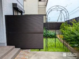 目隠しフェンスでプライベート感を高めたデッキのあるお庭工事