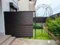 目隠しフェンスでプライベート感を高めたデッキのあるお庭工事