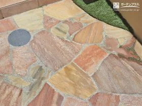 石張りならではの上質な印象がお住まいを一層引き立てるアプローチ[施工後]