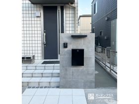 門柱と駐車スペースを一新しモダンな印象に整えたリフォーム工事