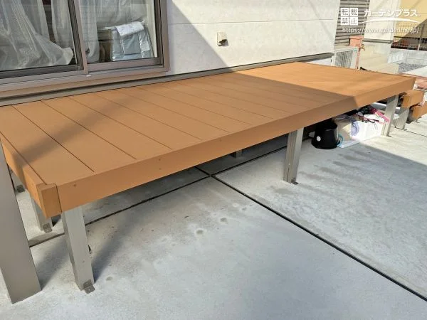 荷下ろしの際も便利なウッドデッキ