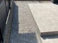 お庭を明るく演出するタイルテラスの施工と砂利での雑草対策工事