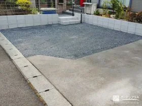 生垣を撤去して砂利敷きの駐車スペースを設けたリフォーム工事