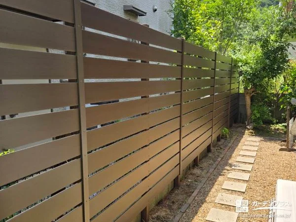 ブラウンの目隠しフェンスで落ち着いたお庭空間に仕上げた工事