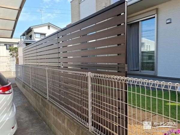 木目調フェンスで道路からの視線をカットしたリフォーム工事