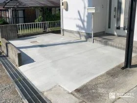 植栽を撤去してお車を停めやすく平らに整えた駐車スペース工事