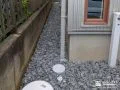 すっきりとした印象に整えた犬走り