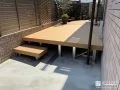 ステップ付きでお庭との行き来が快適なウッドデッキ