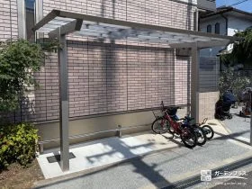 駐輪スペースとステップ付きウッドデッキを新しく設けた工事
