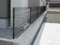 圧迫感なく空間を区切るメッシュフェンス