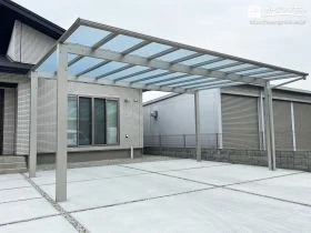 光を取り込む屋根材が明るくスタイリッシュなカーポート[施工後]