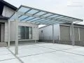 光を取り込む屋根材が明るくスタイリッシュなカーポート