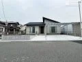 白と水色が映えるスタイリッシュな新築外構