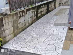 まるで石を一枚一枚張り合わせたようなアプローチ[施工後]