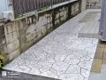 まるで石を一枚一枚張り合わせたようなアプローチ