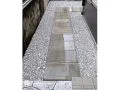 コンクリート平板を敷き詰めた園路