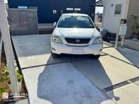 滑りにくくスタイリッシュ。土間コンクリートの駐車スペース[施工後]