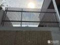 目隠しと道路への点く事故防止を兼ねるフェンス