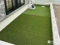 冬場も鮮やかな緑を保つ人工芝のお庭