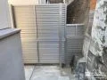視線をカットしプライバシーを守るシルバーの目隠しフェンス工事