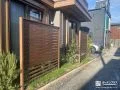 リビング前に木調フェンスを設置して優しく目隠しをした工事