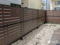 モダンな印象を演出する木目調フェンス