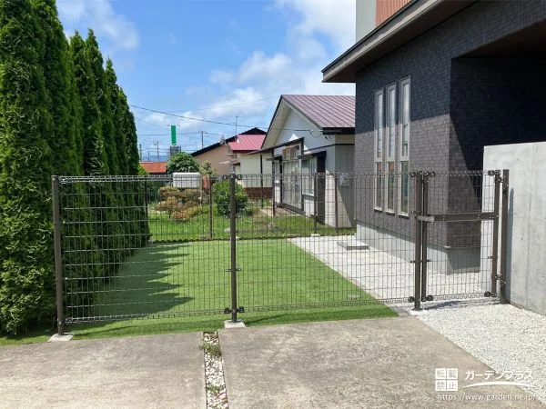 フェンスと門扉で囲い安心して遊べるドッグラン仕様の外構工事