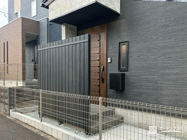 シックなカラーで外壁にマッチするフェンスを設置した外構工事