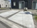 駐車スペースをコンクリート舗装し境界をフェンスで整えた工事