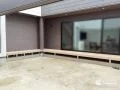 軒下に心地よく広がるウッドデッキ