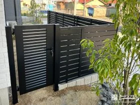 フェンスとカラーを揃えて統一感を出した門扉[施工後]