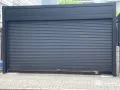都会的な印象を与えるシャープなガレージシャッター