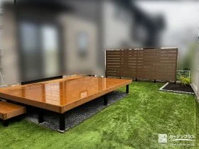 ウッドデッキと人工芝でお子さまが遊べる快適なお庭の工事