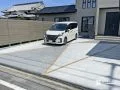 斜めラインで魅せるデザイン駐車場