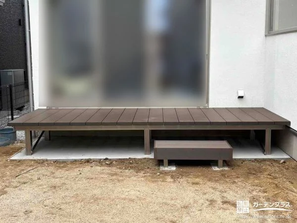 ステップ付きでお子様に優しいウッドデッキ