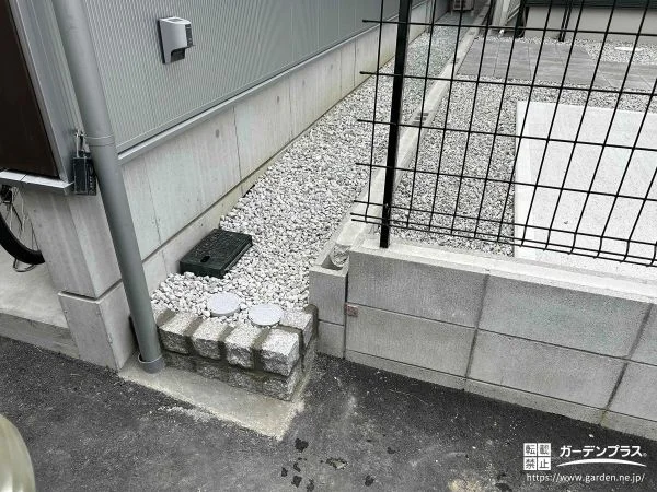 雑草対策で砂利敷きにした犬走り