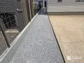 防草対策も兼ねた犬走り
